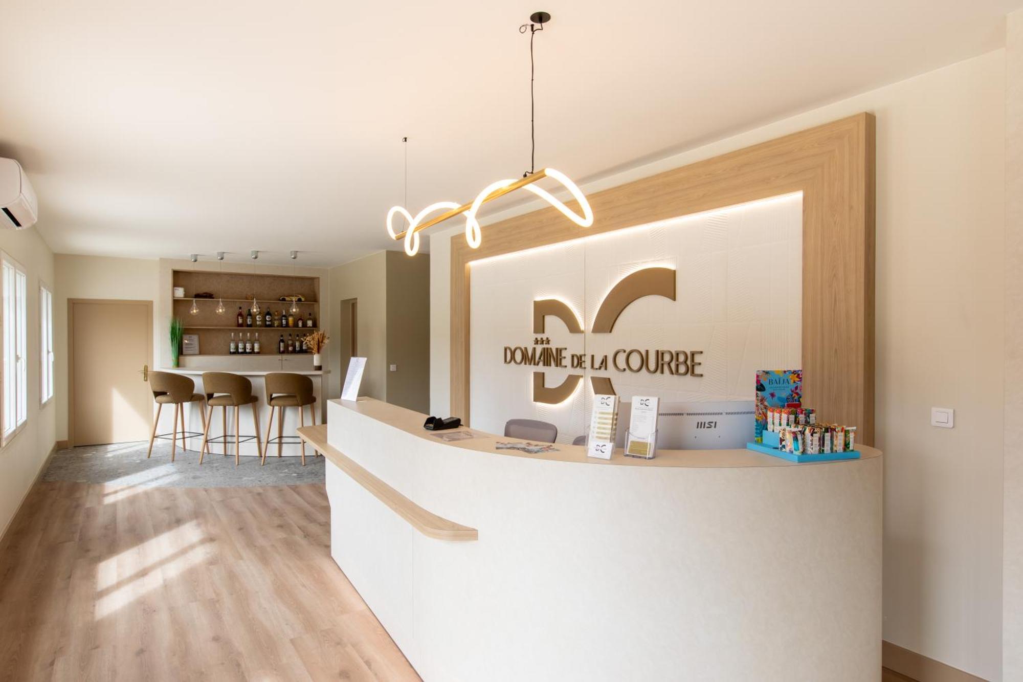Domaine De La Courbe Hotel & Spa 勒吕德 外观 照片