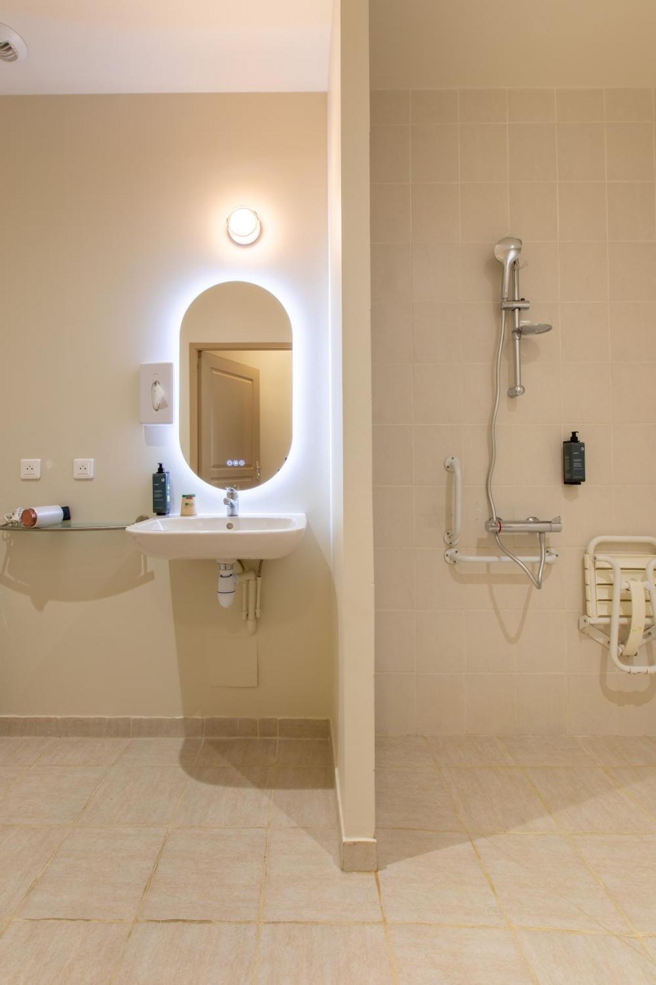 Domaine De La Courbe Hotel & Spa 勒吕德 外观 照片